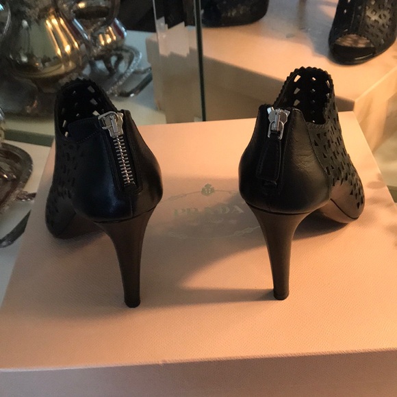 BEAUTIFUL PRADA CUT OUT BOOTIES. - Picture 3 of 8